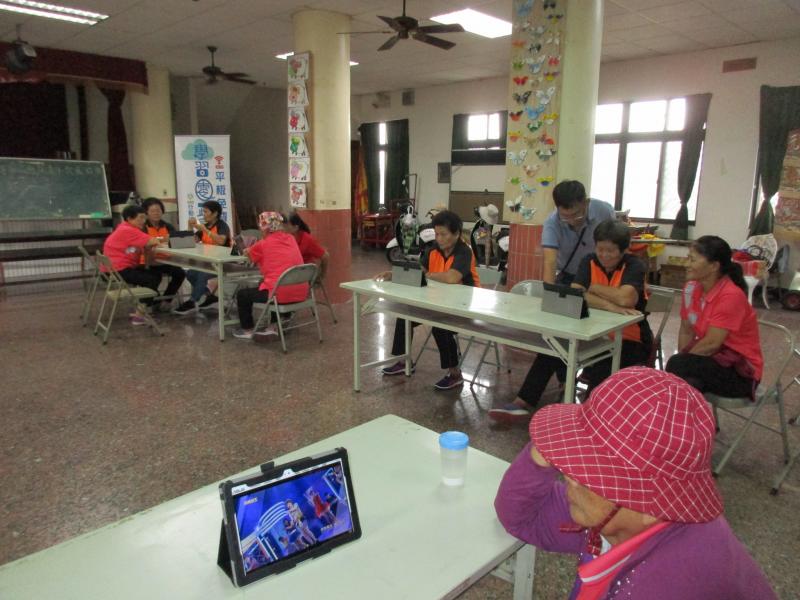 長者驚奇盯著平板電腦細看 :【原來這也是電視機】