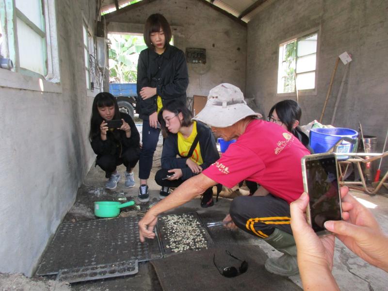 講師在自然農業示範基地實際操作自然農業耕作法