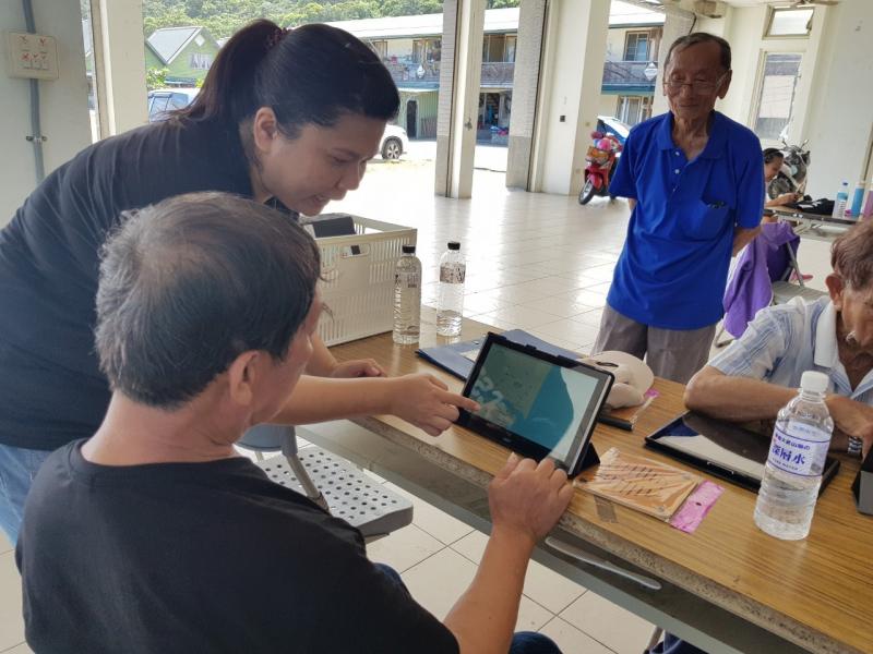 學員們認真的學習平板操作方法。