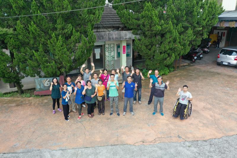 E起來學空拍攝影課程，講師帶領學員DOC教室外面實地練習。