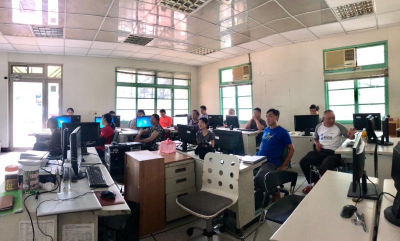 E起來學空拍攝影課程，課堂中學員認真聽老師講解。