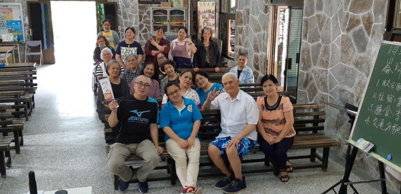  學員學習後將拍攝360照片存於手機開心與老師合照