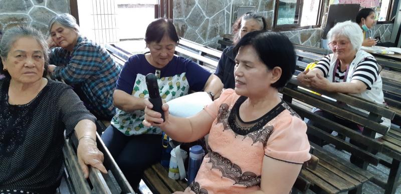 老師實際操作360環景相機的功能與教導學生 360相機的拍攝操作