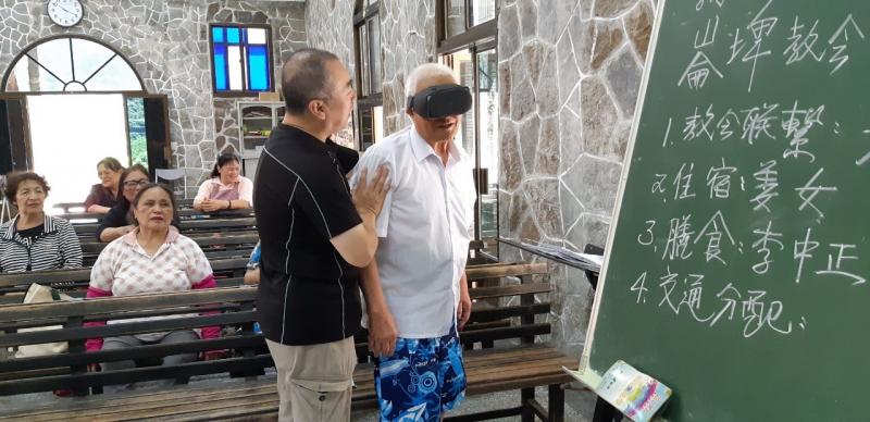 學員開心的學習，與老師溝通 上課的細節