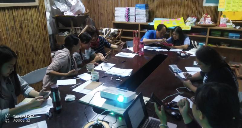 課程中學員們相互討論，講師也很認真地與同學分享課程內容。