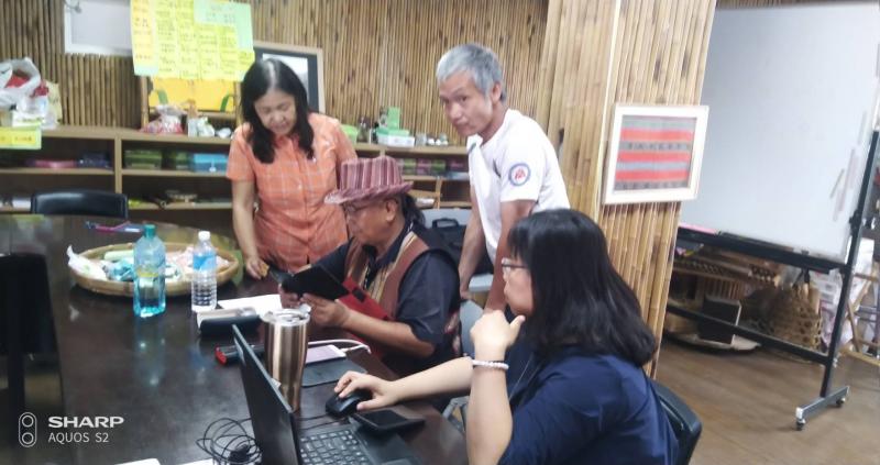 部落的兩位頭目到學校找校長，看見大家正在上課，也順道坐下一起來聽課！看的出來不是走馬看花喔！頭目很認真的！