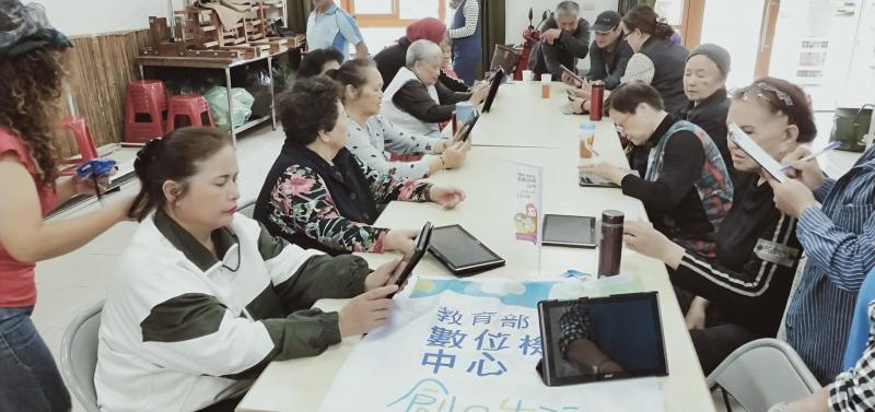 長者在學習平板過程 漸漸發覺同好 也愈來愈有興趣