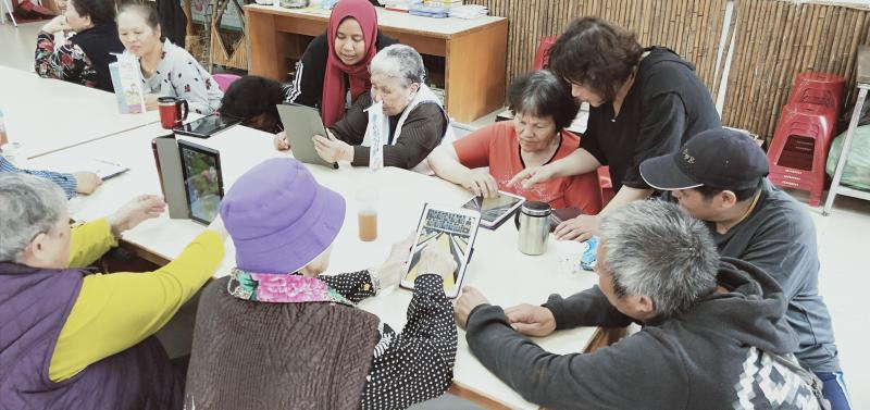 長者驚奇盯著平板電腦細看 :【原來這也是電視機】