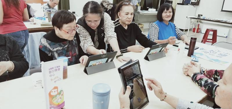 長者分享使用平板的樂趣