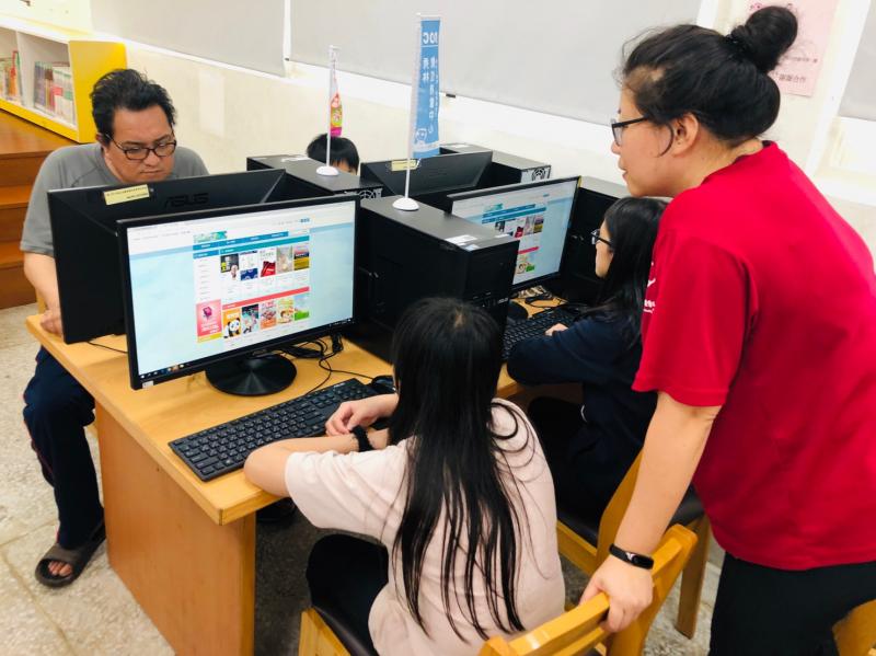 老師教新學員鍵盤手指按壓方式.