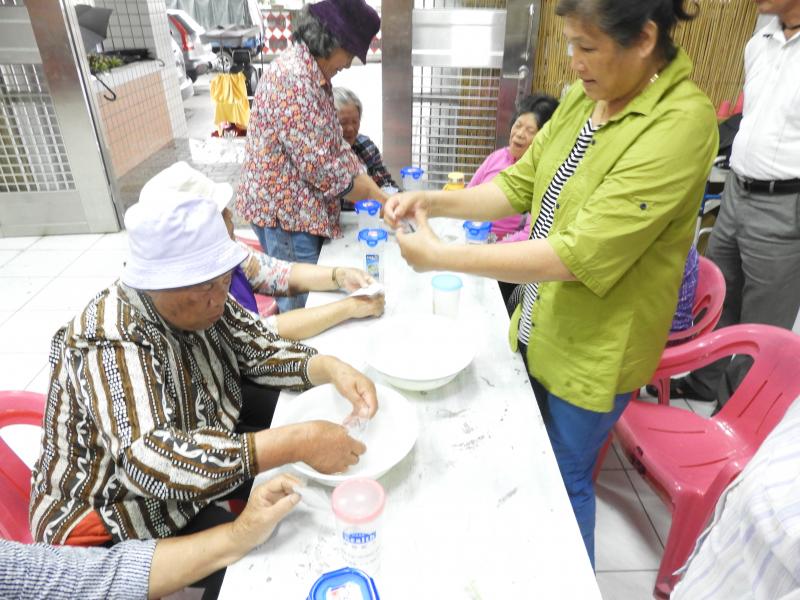 當講師解釋完，請學員開始自已動手做，把自已喜歡的圖案剪下來，把圖案貼在杯子上，不過最好笑的是中間有請長者起來動一動，上個廁所，結果都沒有人想起來上廁所，看來這些學員滿喜歡上這門課。