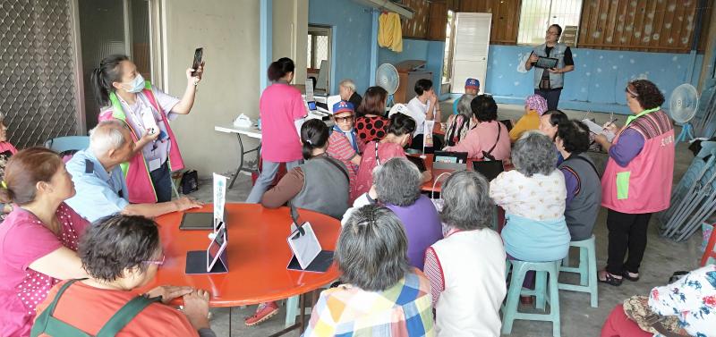 講師細心教導學員之生活平板與實用操作技巧