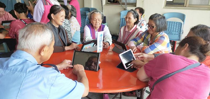 仔細聆聽老師介紹平板。