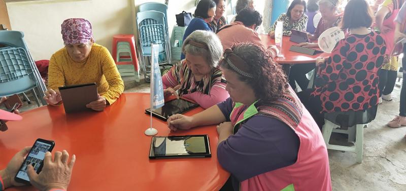 在講師多次的教導後，長輩們能夠熟悉的使用平板，上網尋找自己想要看的影片。