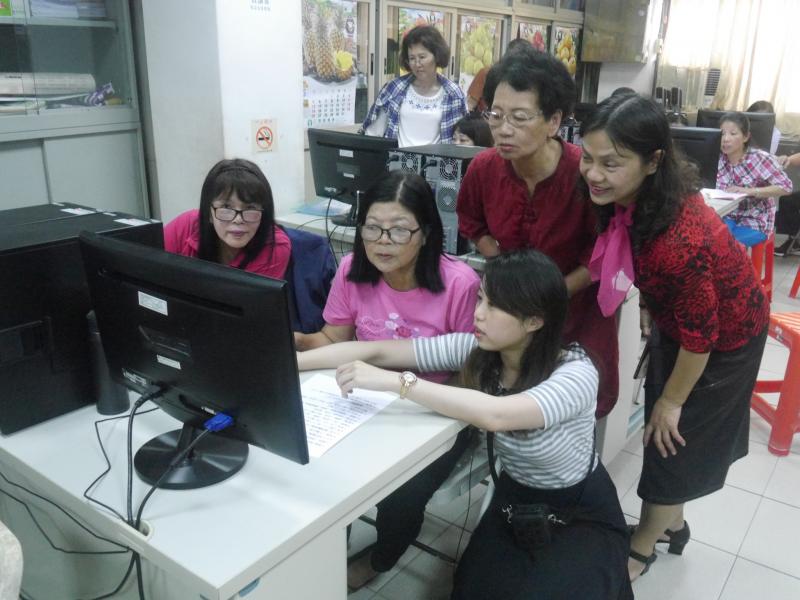 茗羽老師教導學員們精確的修圖步驟