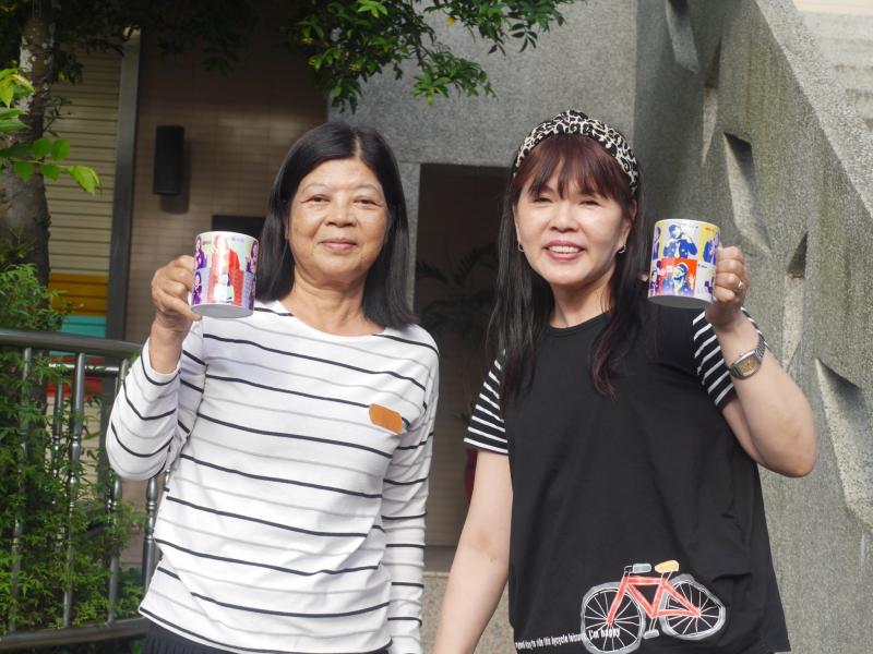 學員和自己的普普風馬克杯開心合照