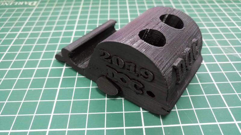 以黑色鯨魚作為造型的筆座，測面視角可見鯨魚的整體造型。