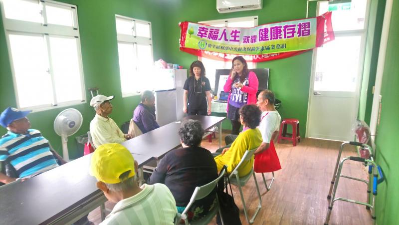 花蓮健保局的人員宣導如何申請雲端病歷，讓我們可以關心家人與自己的身體，透過手機與電腦來連結。