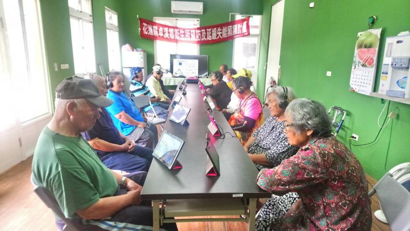 大家從基礎平板電腦功能開始學習，並體驗影音功能，戴上耳機，收聽曾經喜歡的音樂與節目，感受非常好。