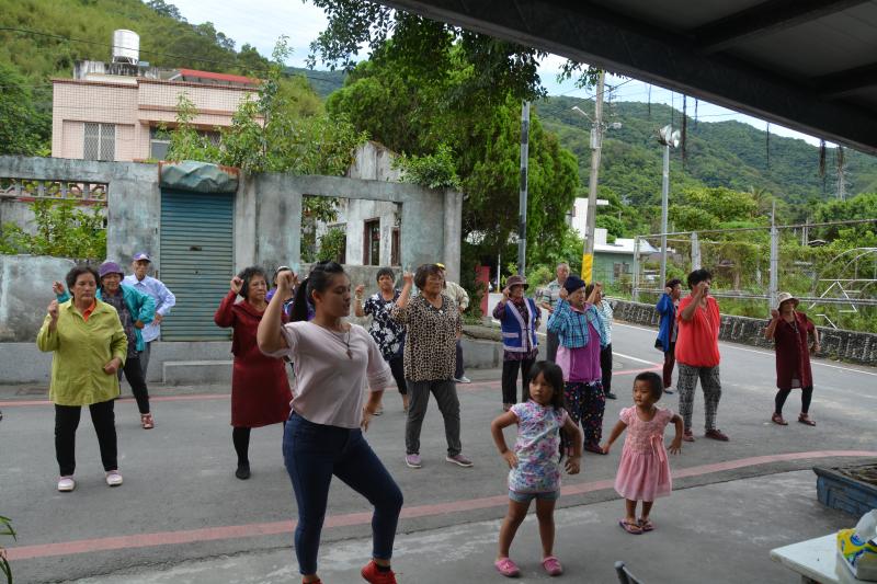 梅玲老師一直是這裡的活力來源，帶領長者們舞動起自己的身軀。