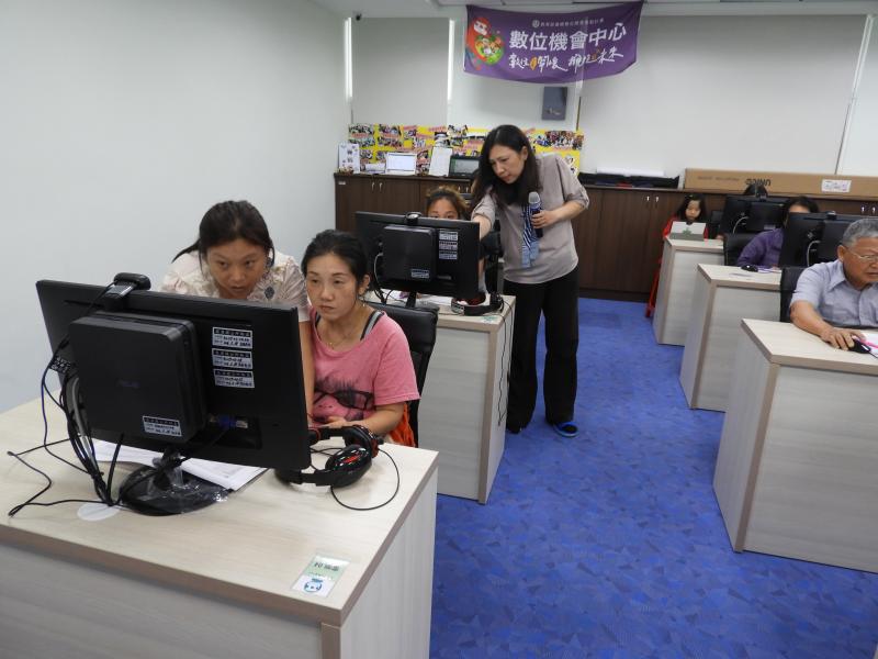 課程中老師一步一步帶著學員做，學員有問題馬上提問，講師便會走到學員身邊指導。