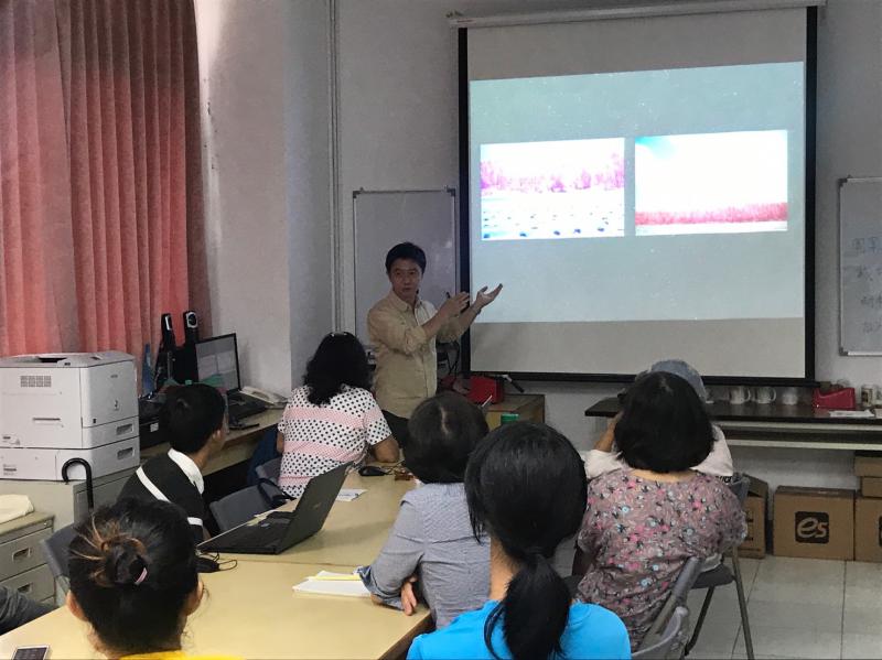 老師認真上課中