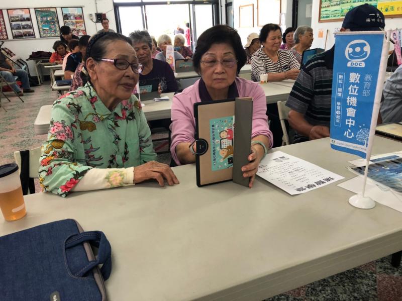 學員第一次接觸到平板電腦，老師使用協同教學方式讓兩位學員一起學習平板操作