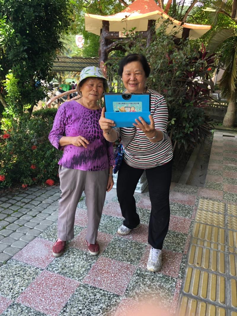 學員兩人一組到戶外取景自拍