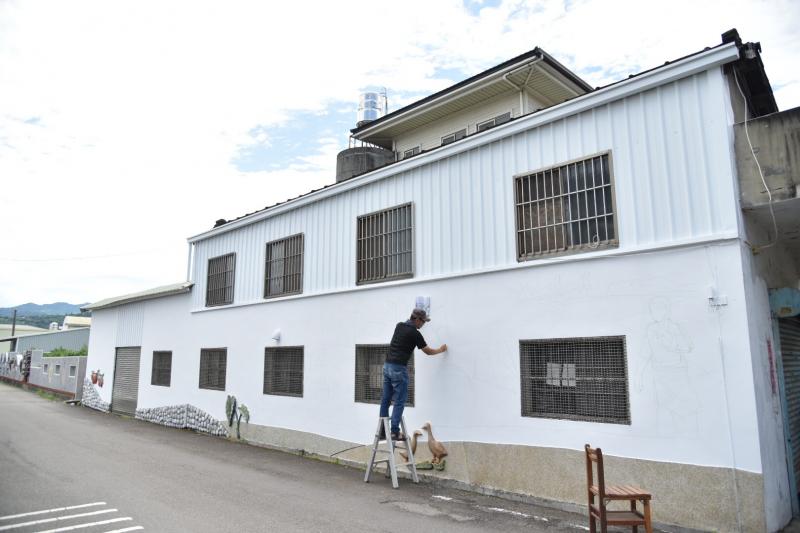 牆面創作繁瑣耗時的工程，從新刷上白漆開始，由關老師先將線稿打底，接著描邊、分層上色、修飾到上亮光漆。