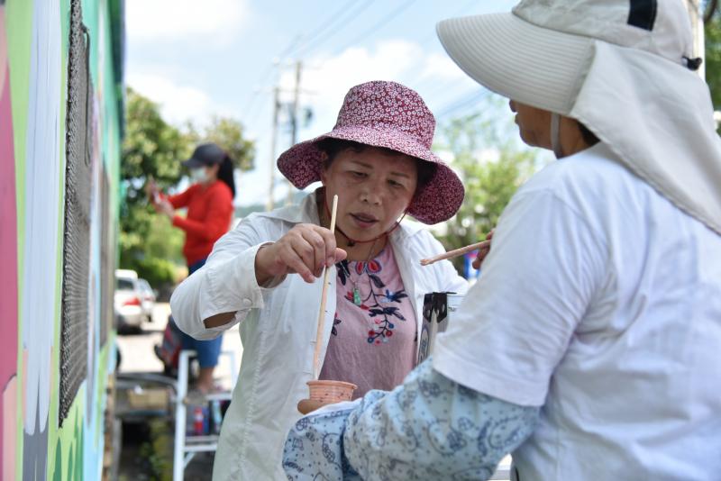 熱鬧的戶外課堂，也吸引不少路過的村民駐足觀看，創作工事緩慢的進行，集結不同人的色調及風格，看著記憶中鄰居的模樣，慢慢被巧筆雕琢現形，學員們讚歎和驚喜的神情溢於言表。