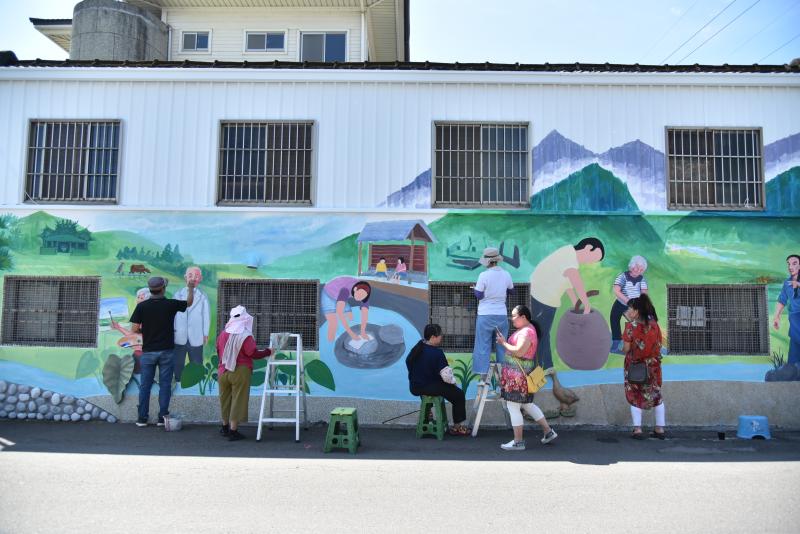 在這面故事牆，可以遇見1817 年帶領墾民開庄築墻的吳琳芳，和幾位對地方深具文化意義的在地人物，如陶藝師張火木、山村醫生謝春梅、草鞋編織達人林金玉，田園畫家張秋台。