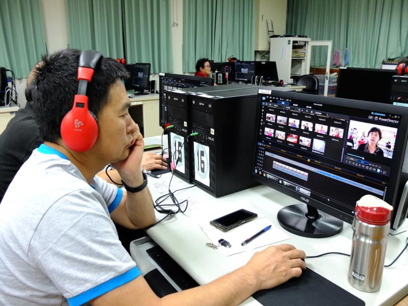 學員在每個錄製的毛片檔案中，茫茫尋找著自己所要的新聞畫面與訪談錄音