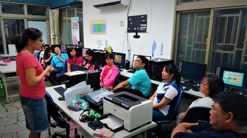 講師先跟學員們講解威力導演的功能與應用