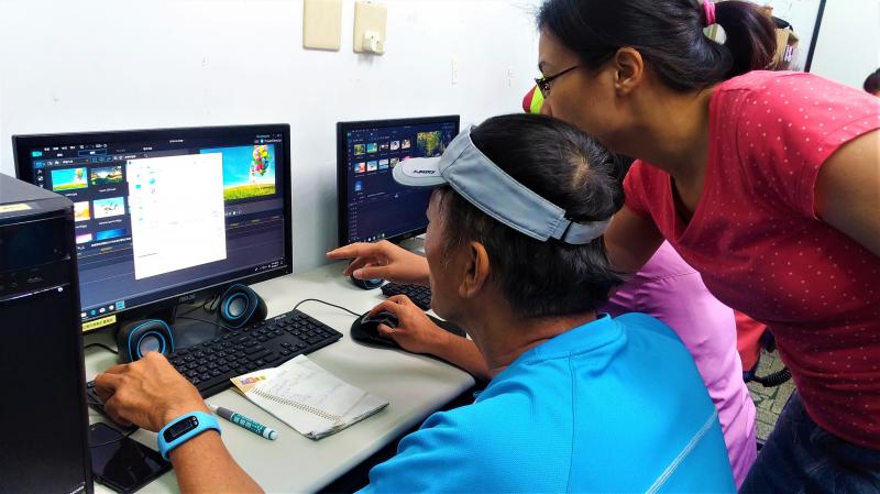 學員們非常努力地完成作品，也很積極的提出問題，講師一一指導