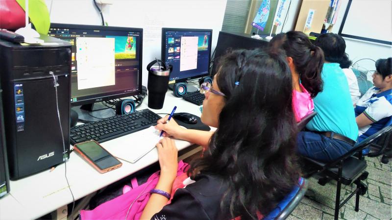 大家都非常認真努力看老師教學示範做筆記