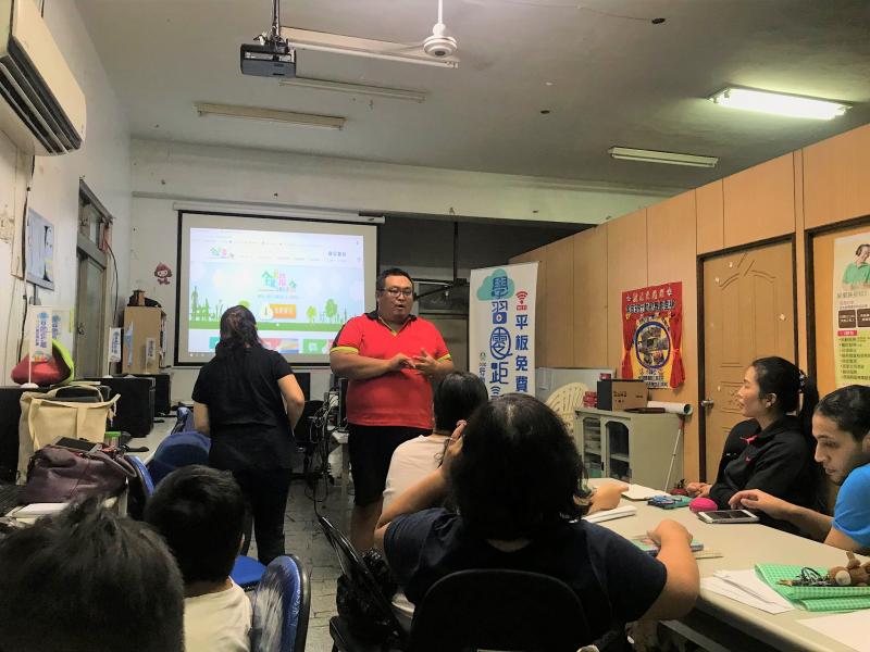 首先，先大致讓學員們了解何謂PTT簡報，作用功能為何。