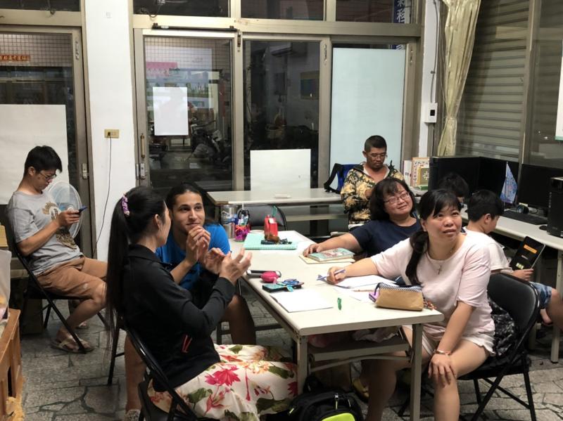 學員認真聽講，討論中