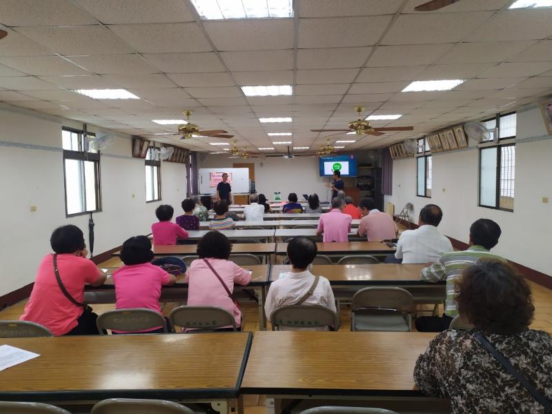 東勢區北興里活動中心學員上課中