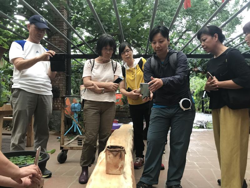 數位攝影課程來到金漢柿餅進行外拍，講師正在指導學員構圖技巧。