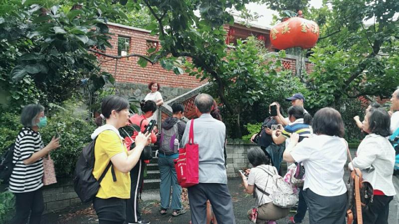 數位攝影課程之對焦練習，學員正在按照老師的教導進行練習。