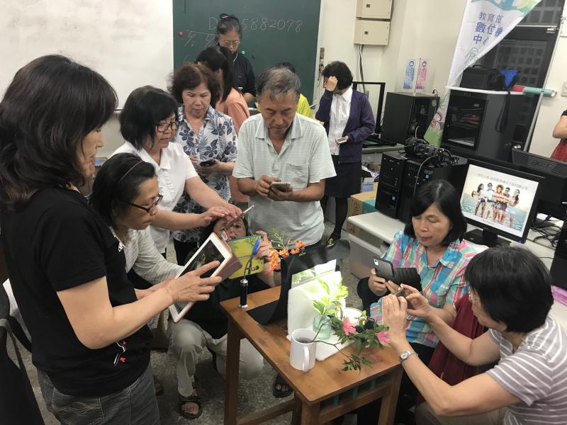 學員正在進行靜物拍攝練習，同樣的物品，同樣的位置，透過學員不同的視角，每一張照片都有不同的味道。