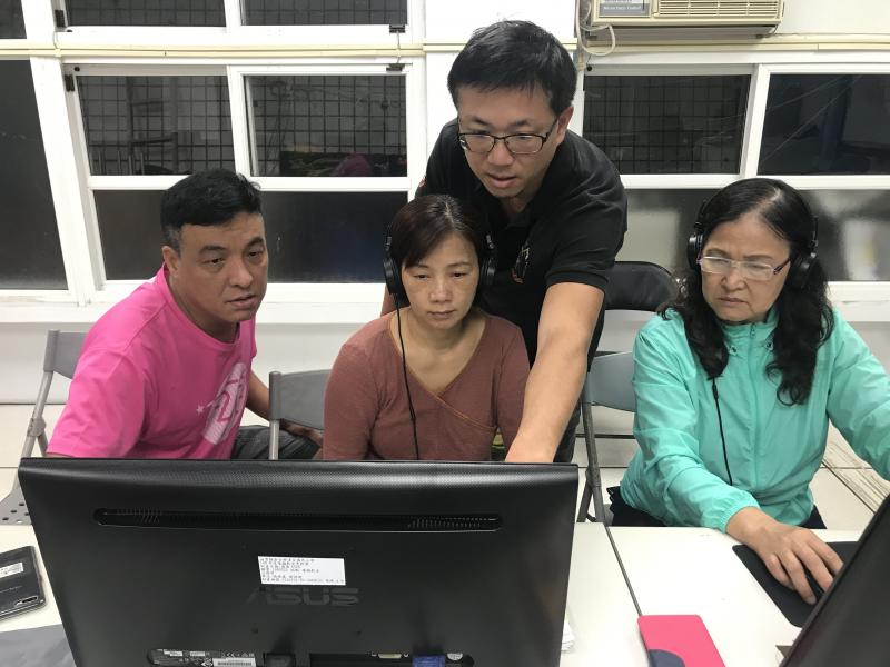 講師正在指導學員影片剪輯的腳本安排，協助學員進行影片調整。