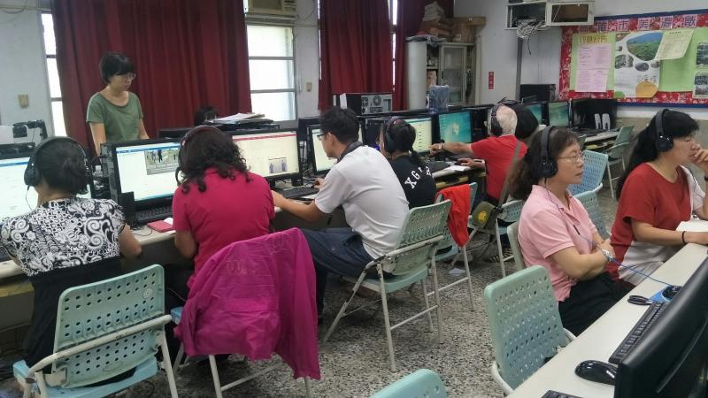 老師認真上課中