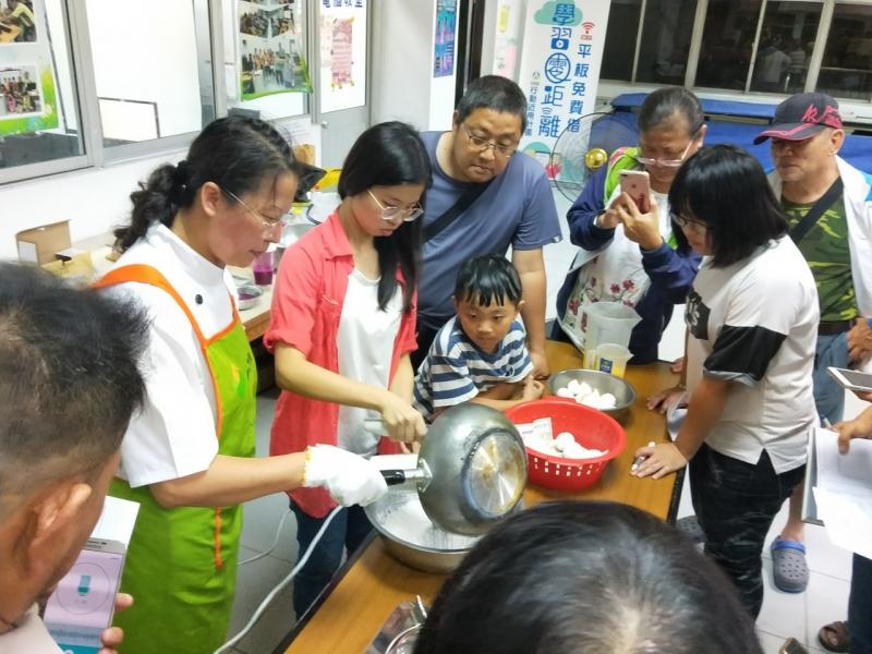 一邊動手作，一邊仔細看講師的動作