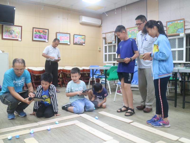 第一次玩機器人球就上手,小朋友對新興科技都很敏銳的.