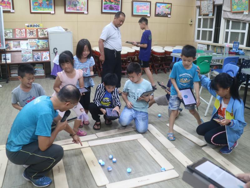 準備喚醒沉睡的機器人球,看看是誰和你配對成功,帶著它一起闖關去吧!!