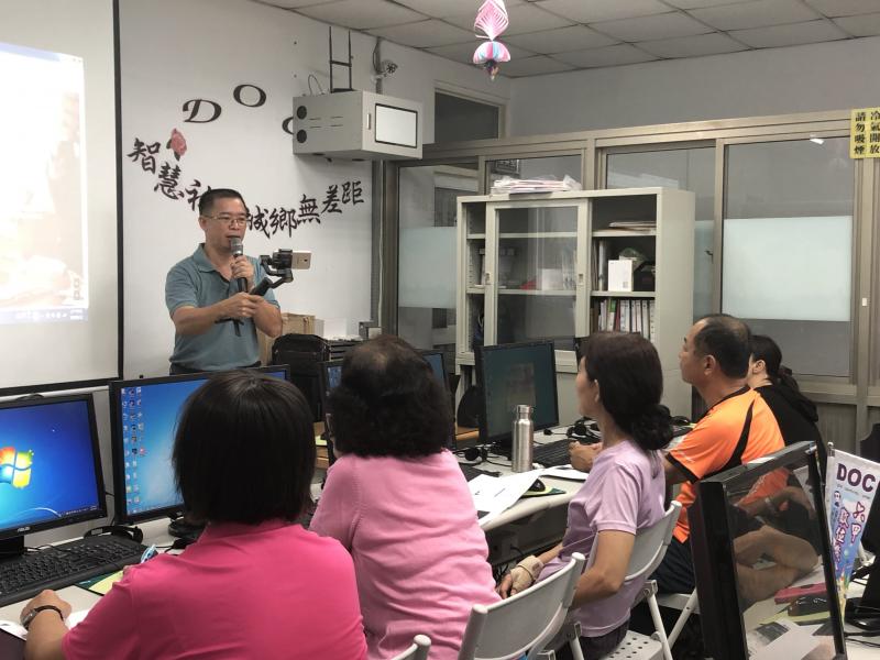老師講解軟體和上課中
