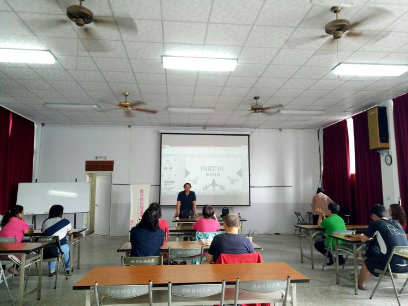 學員與講師正在社區的2樓教室