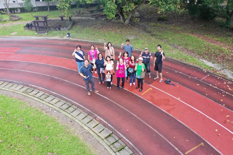 講師帶領學員到廣興國小的操場實際練習空拍機