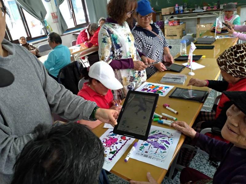 海豚會移動ㄟ，遊來遊去的好可愛